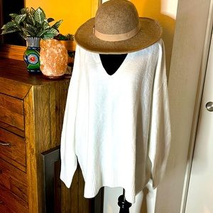 H&M oversized white 🤍 sweater size XXL. Or oversized for smaller size 😉